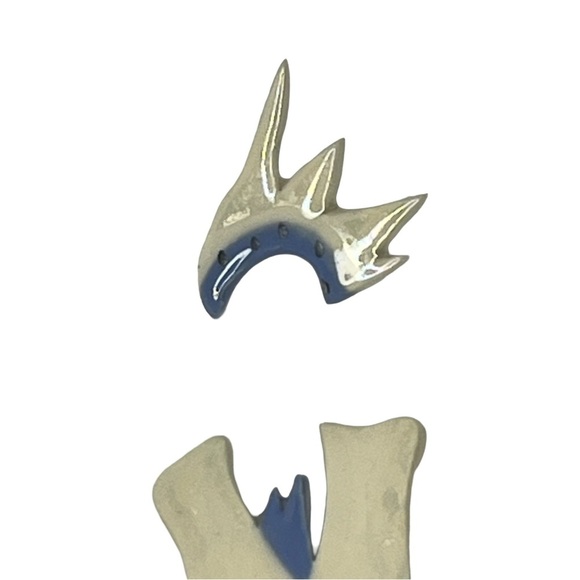 Vintage Sharon Roslund ‘97 Two Piece Ceramic White and Blue Brooch - Picture 2 of 6